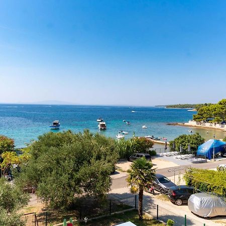 Apartman Petra S Pogledom Na More Banjol Kültér fotó