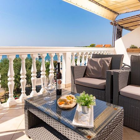 Apartman Petra S Pogledom Na More Banjol Kültér fotó