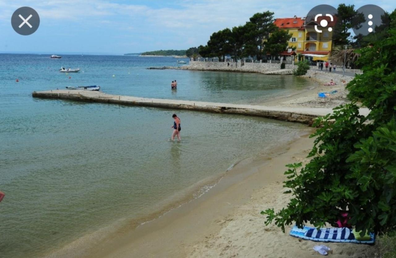 Apartman Petra S Pogledom Na More Banjol Kültér fotó